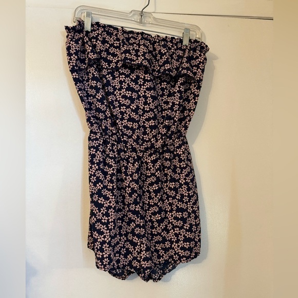 Velvet sky ditsy floral navy blue and pink romper size large fits like a medium - Picture 5 of 9